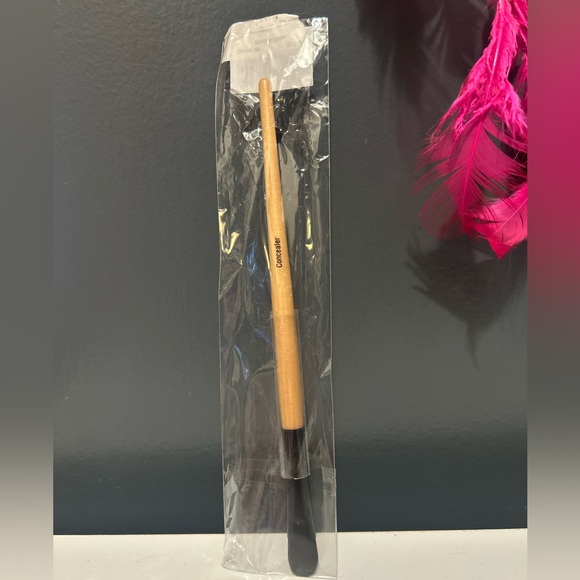 ⭐️ Benefit Concealer Brush - Picture 2 of 2